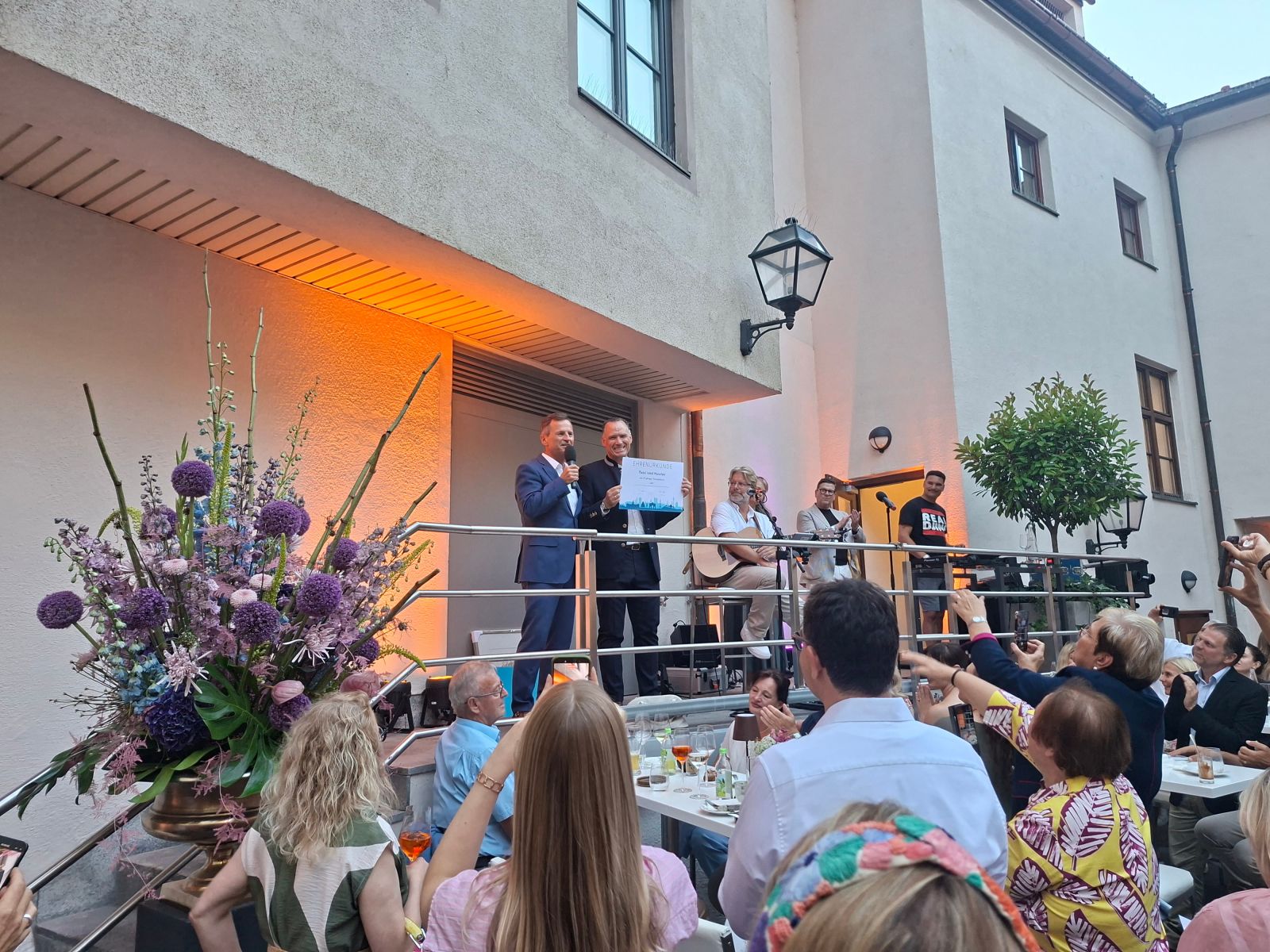 Ansprache mit Urkundenübergabe im Innenhof des Platzl Hotels München zum 70. Jubiläum