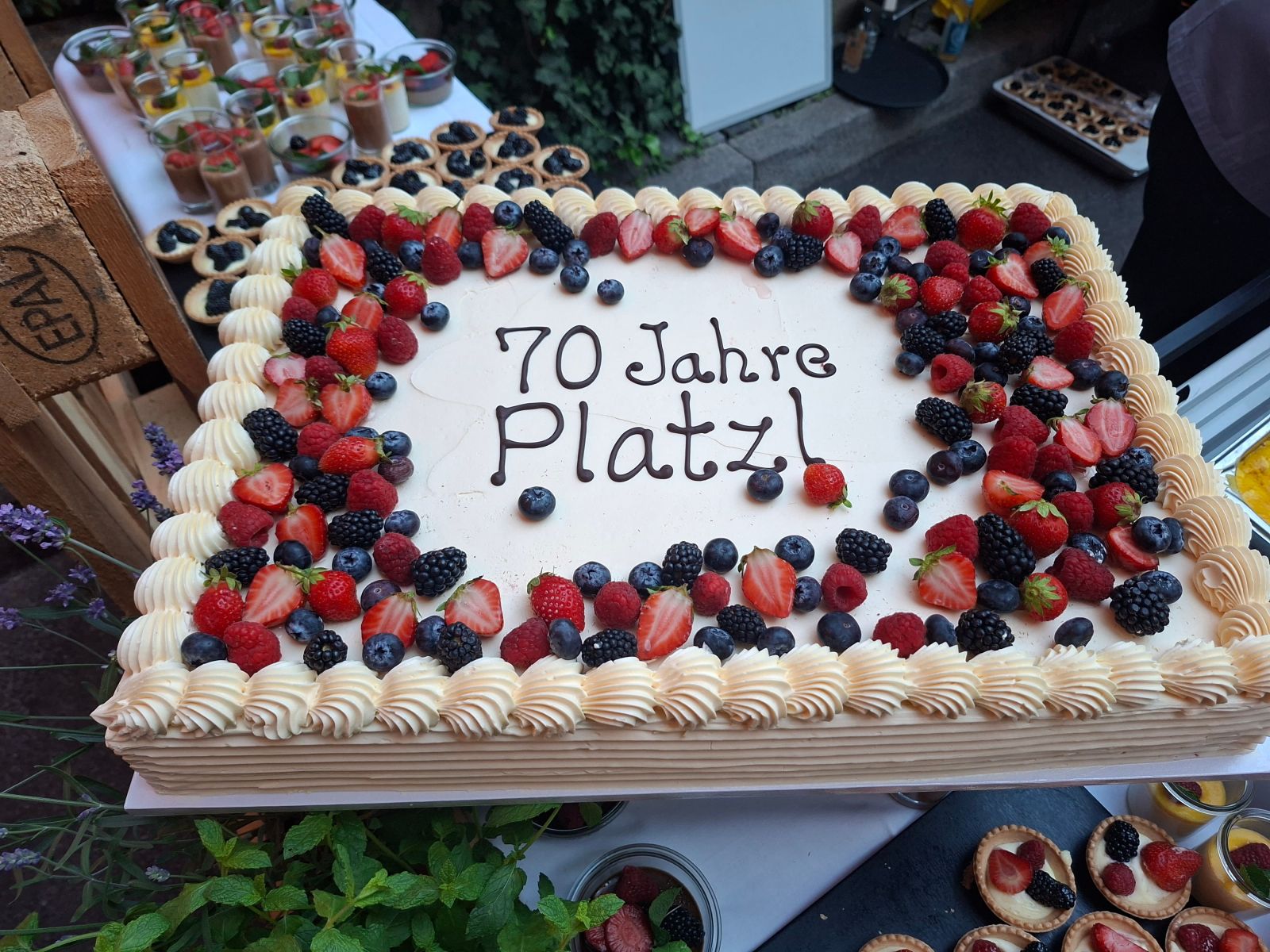 Jubiläumstorte „70 Jahre Platzl" bei der Geburtstagsfeier des Platzl Hotels München