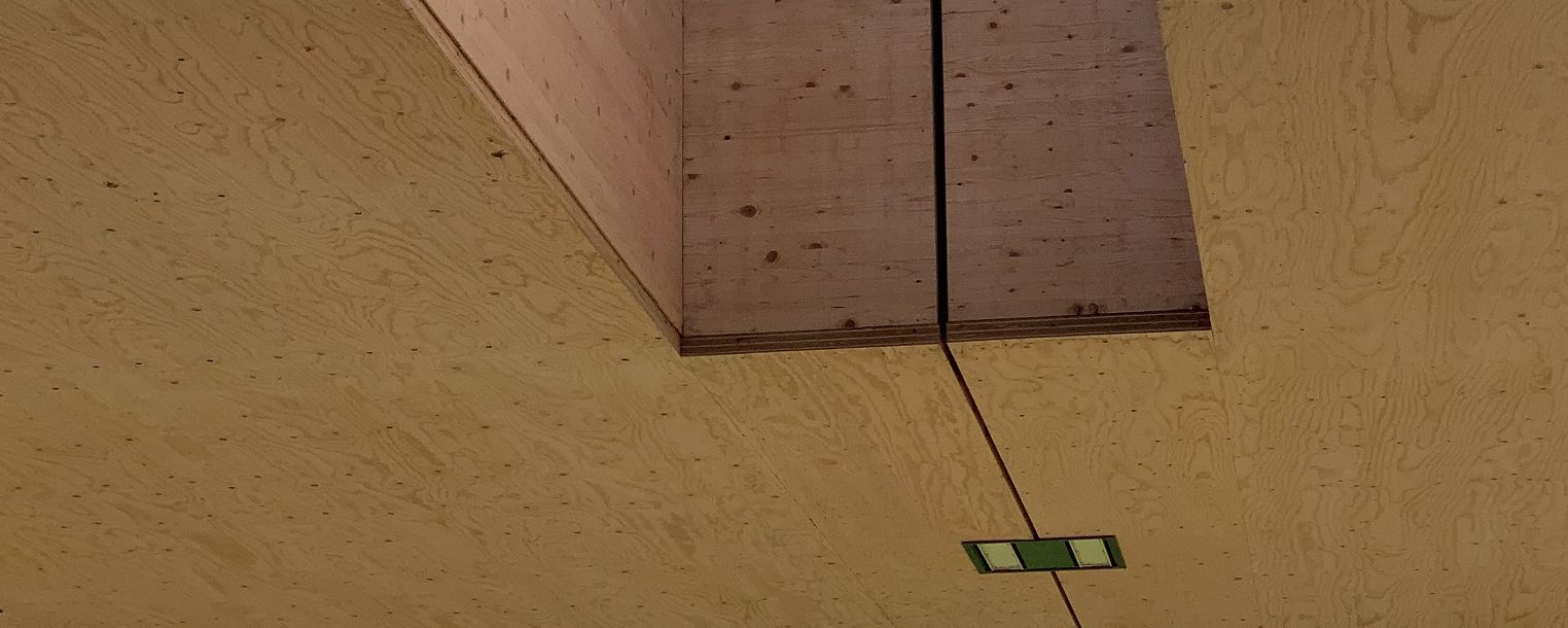 Sichtbare Holzdecke im Neubau der TUM Hochschulsportanlage Campus im Olympiapark, München